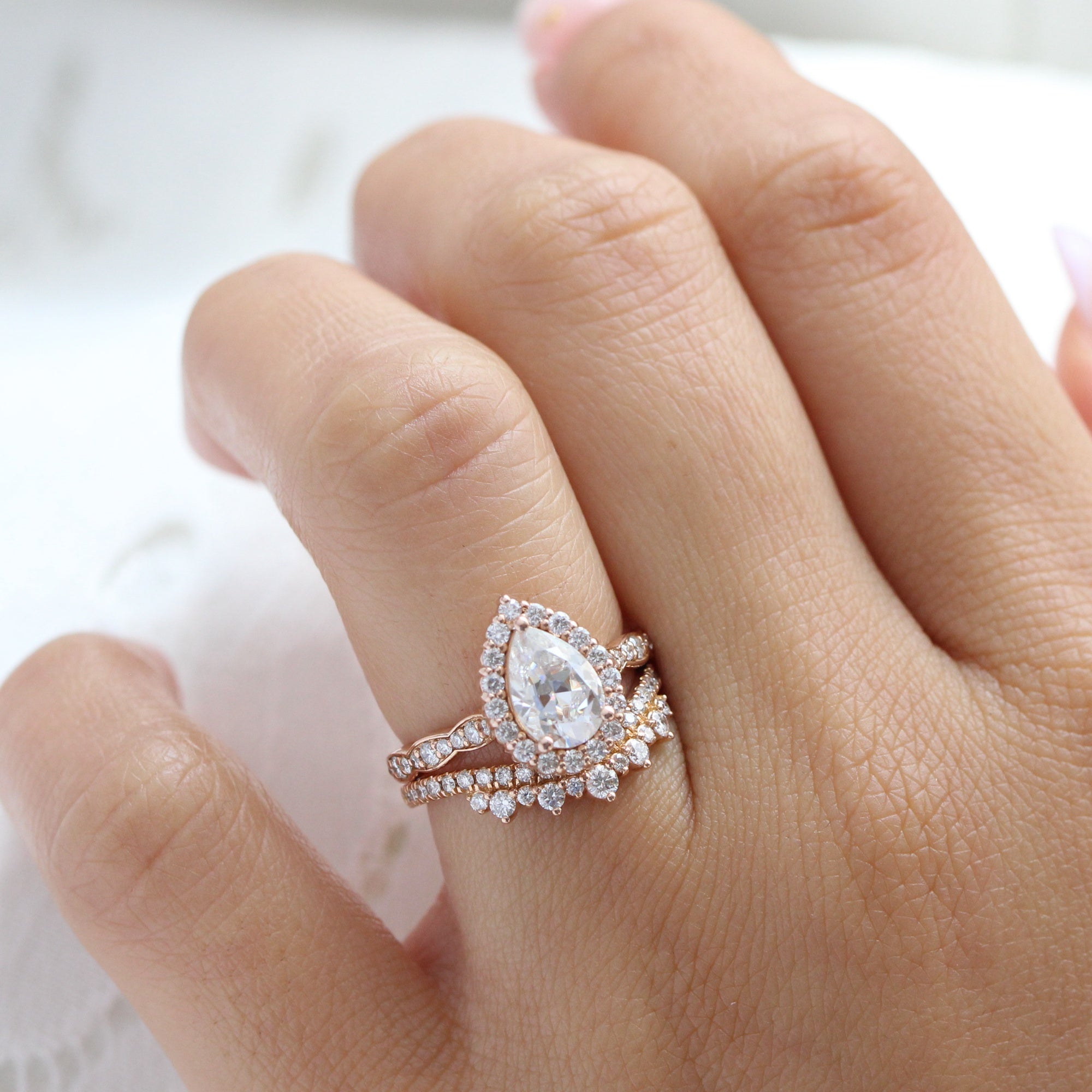 Wedding band to go deals with pear shaped diamond