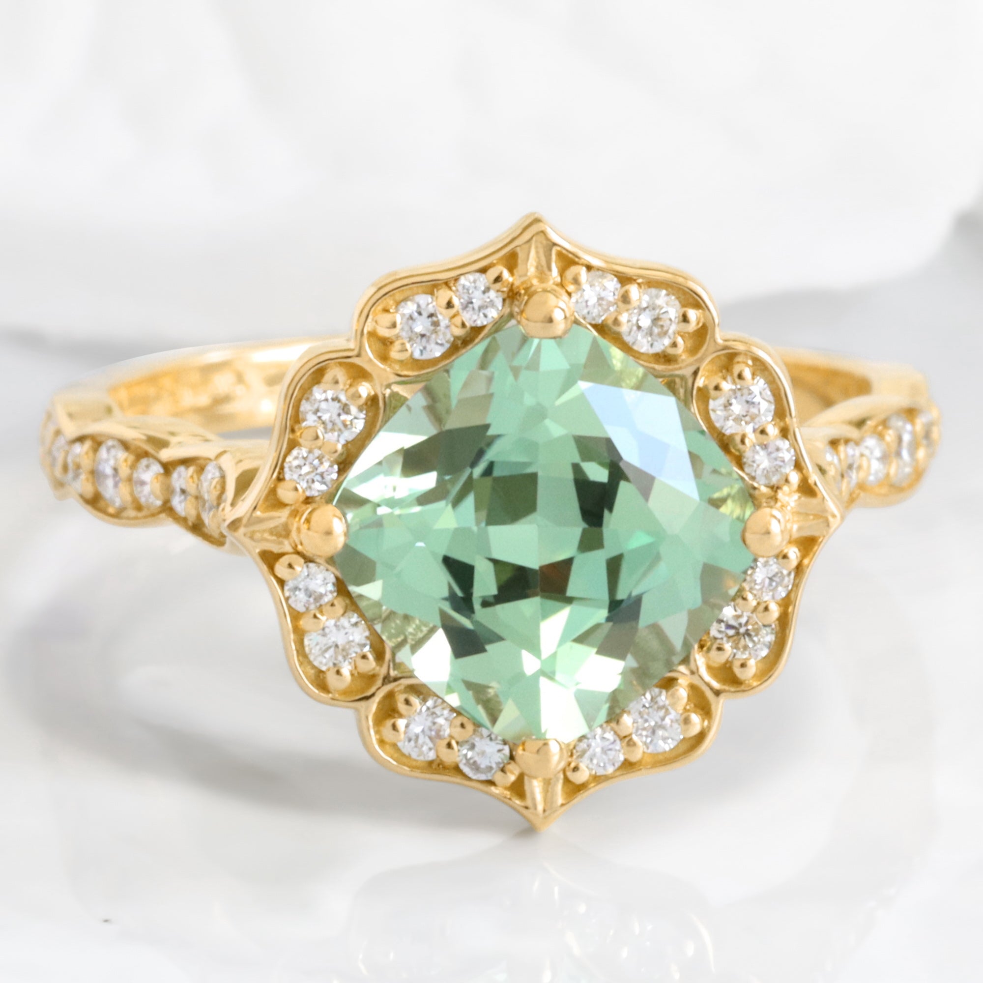 Beautiful Antique online 14kt Yellow Gold Ring with Big green Stone